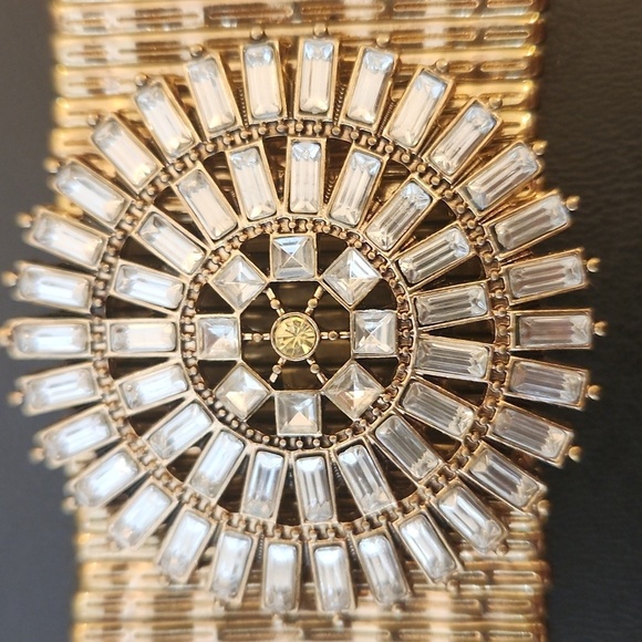 Elegant Gold Bracelet with Crystal Accents - Picture 6 of 8